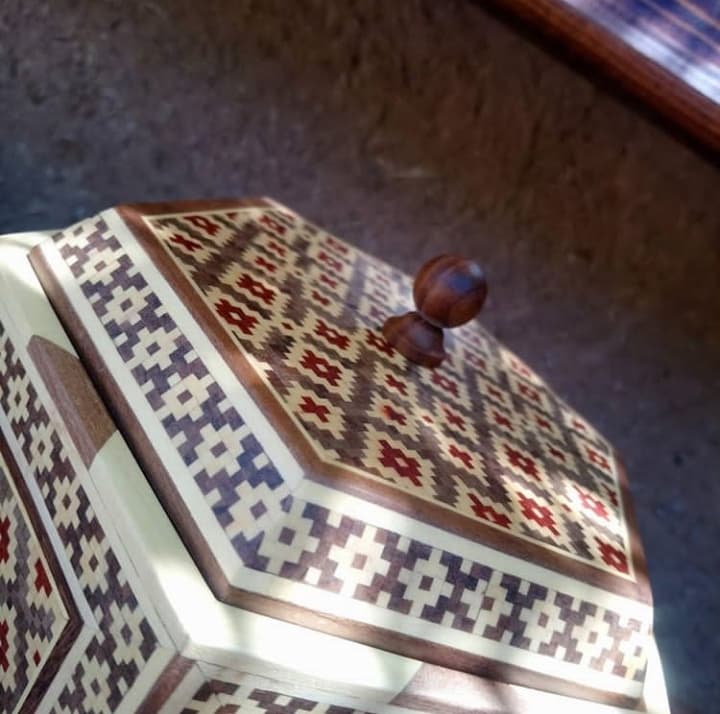 شکلات خوری شش ضلعی جُوَک کاری کد 102070 — تصویر ۳