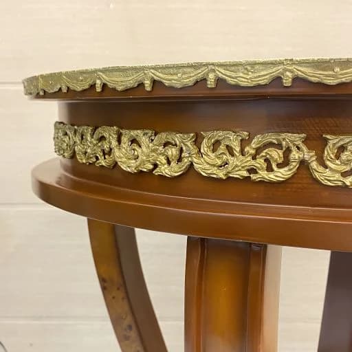 میز چوبی گرد قهوه ای — تصویر ۲