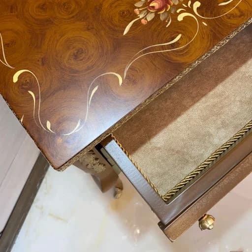 میز تلفن آبی و قهوه ای — تصویر ۳