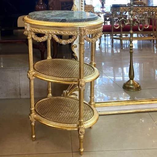 میز طلایی چوبی سرو