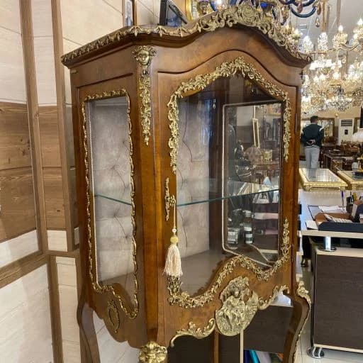 ویترین زیبا قهوه ای چوبی برنزکوب — تصویر ۲