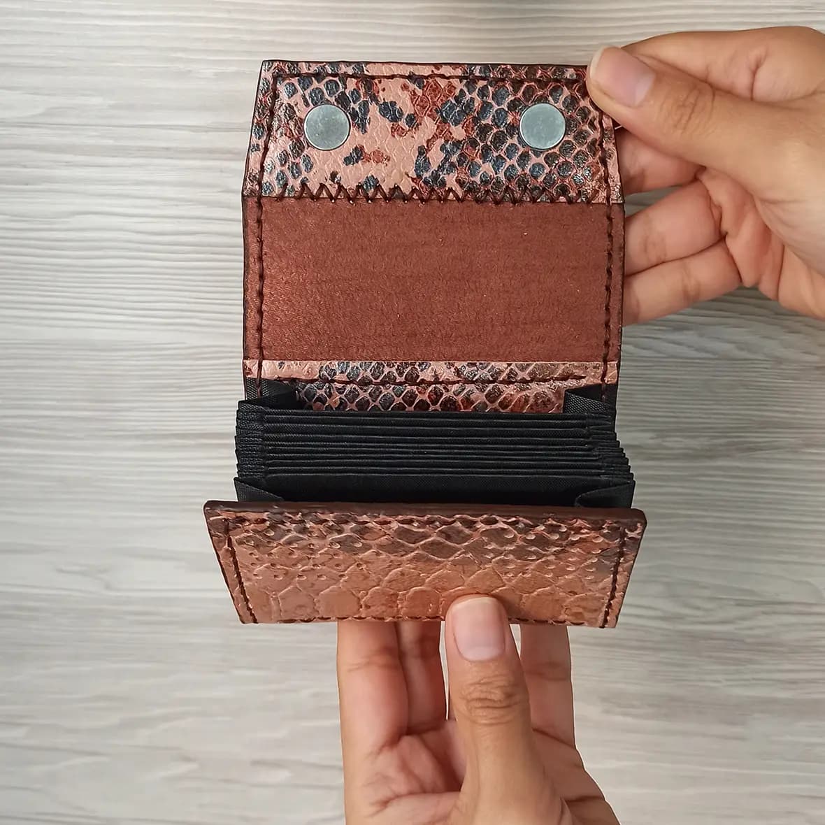 جاکارتی چرم طبیعی مدل آکاردئونی — تصویر ۳