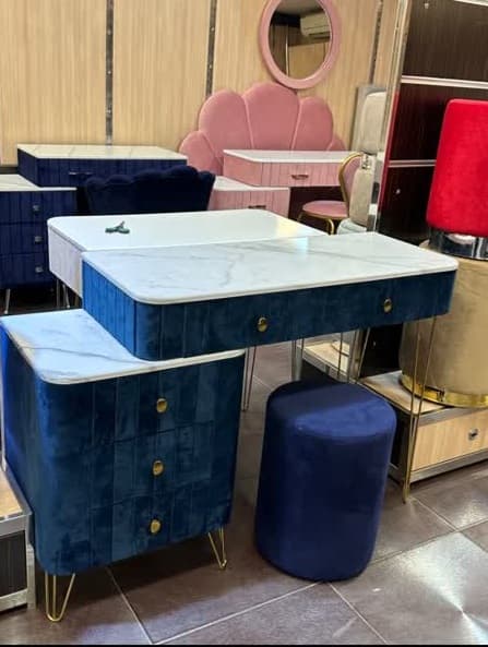 ست میز آرایش و پاف و آینه مدل شیاری پارچه ای کد 211 — تصویر ۶