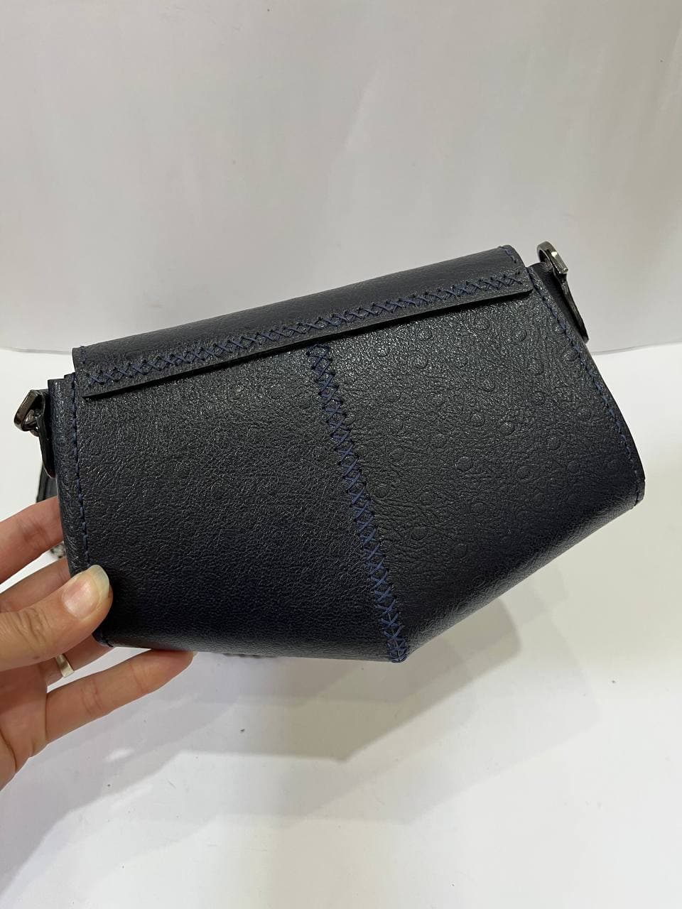 کیف دوشی چرم زنانه سرمه ای — تصویر ۲