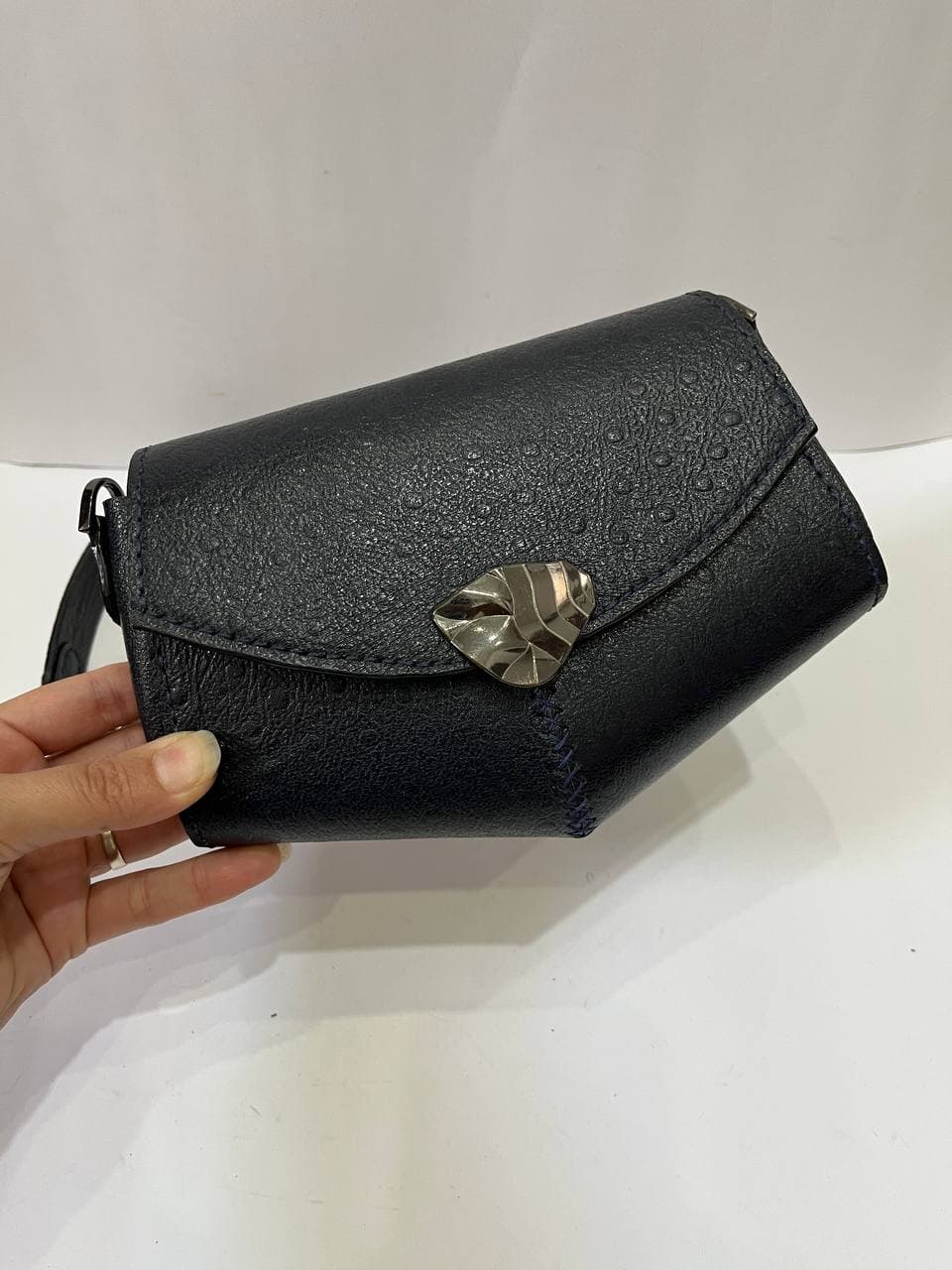 کیف دوشی چرم زنانه سرمه ای