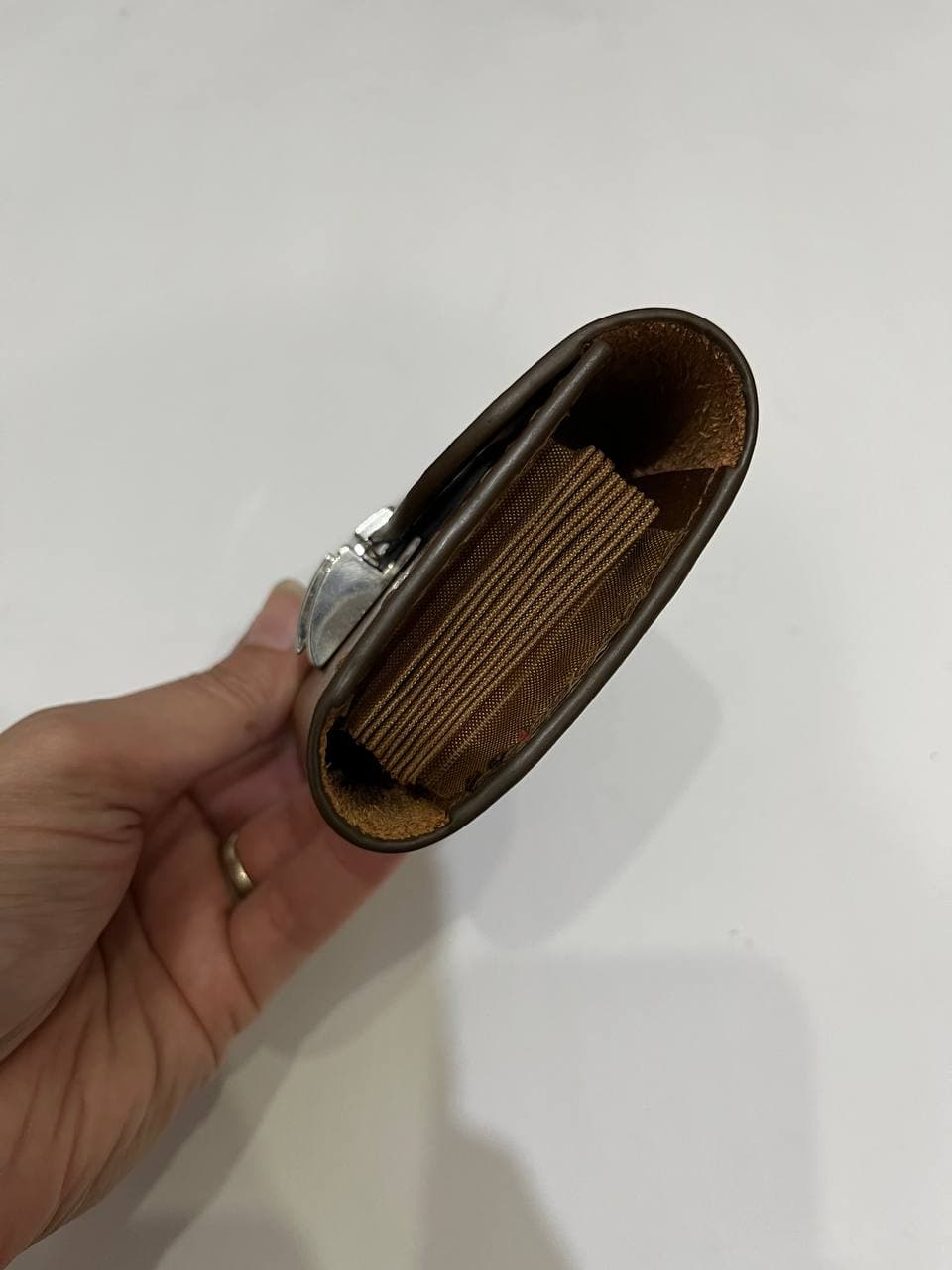 جاکارتی چرم آکاردئونی قهوه ای روشن قفلدار — تصویر ۳