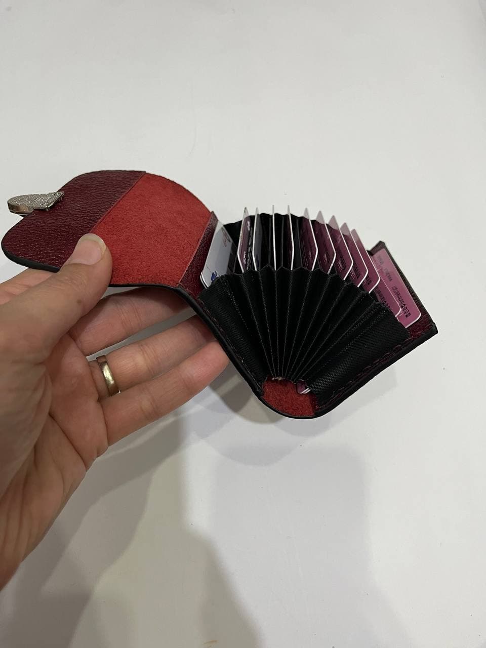 جاکارتی چرم آکاردئونی فلوتر زرشکی قفلدار — تصویر ۳