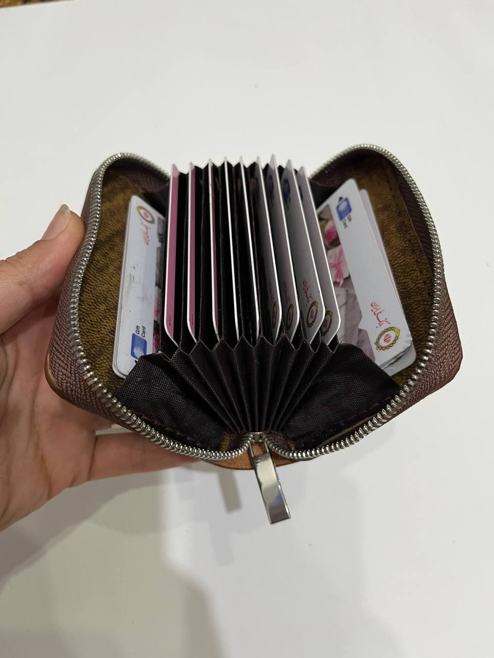 جاکارتی چرم آکاردئونی دورزیپ قهوه ای روشن — تصویر ۲