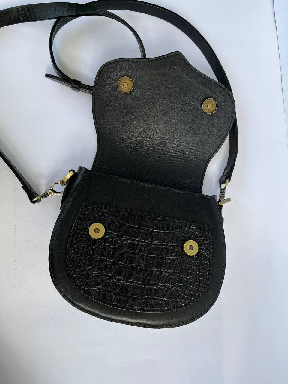 کیف دوشی چرم مشکی — تصویر ۶