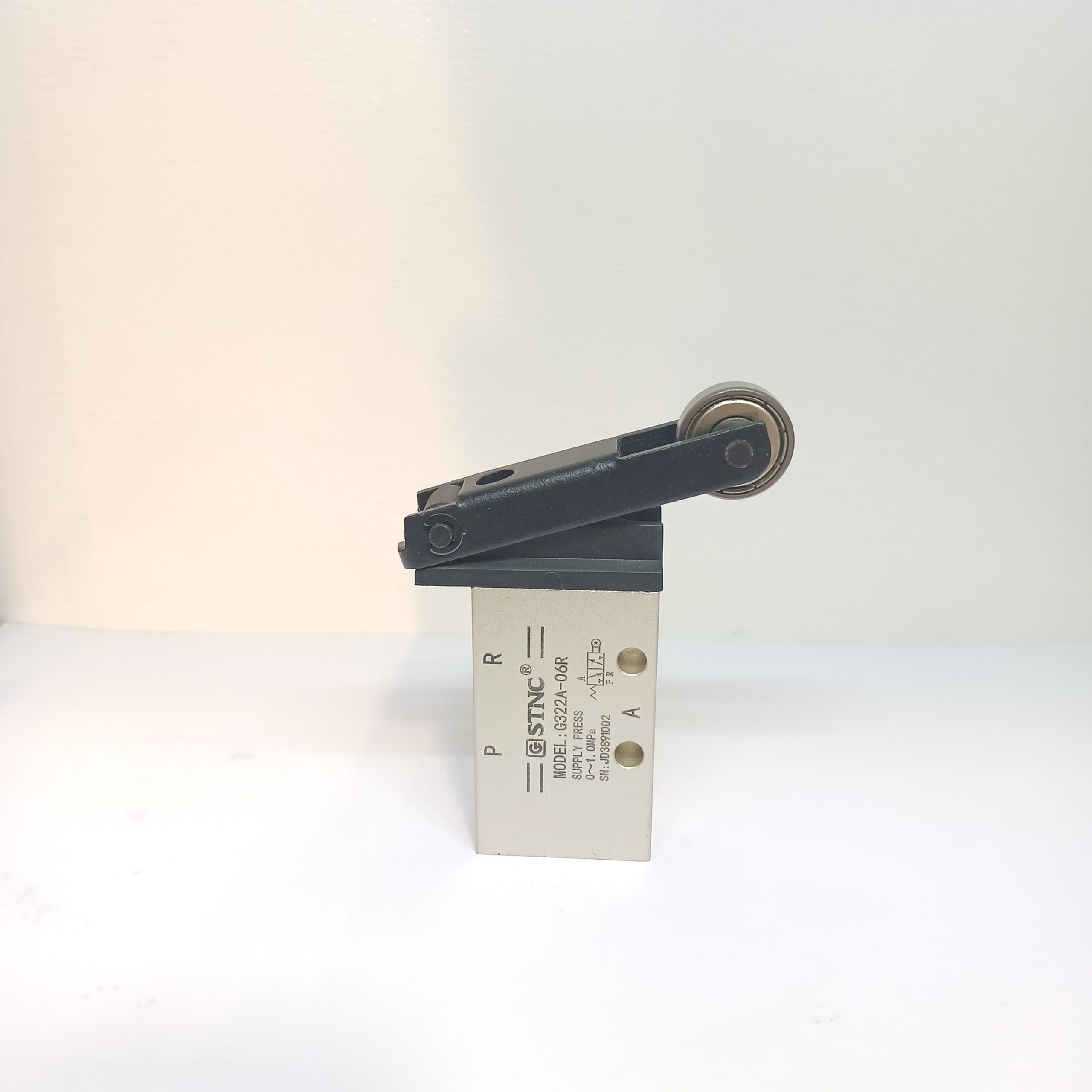 شیر غلطکی (میکروسوییچ) 1/8*3/2 G322A-06R STNC
