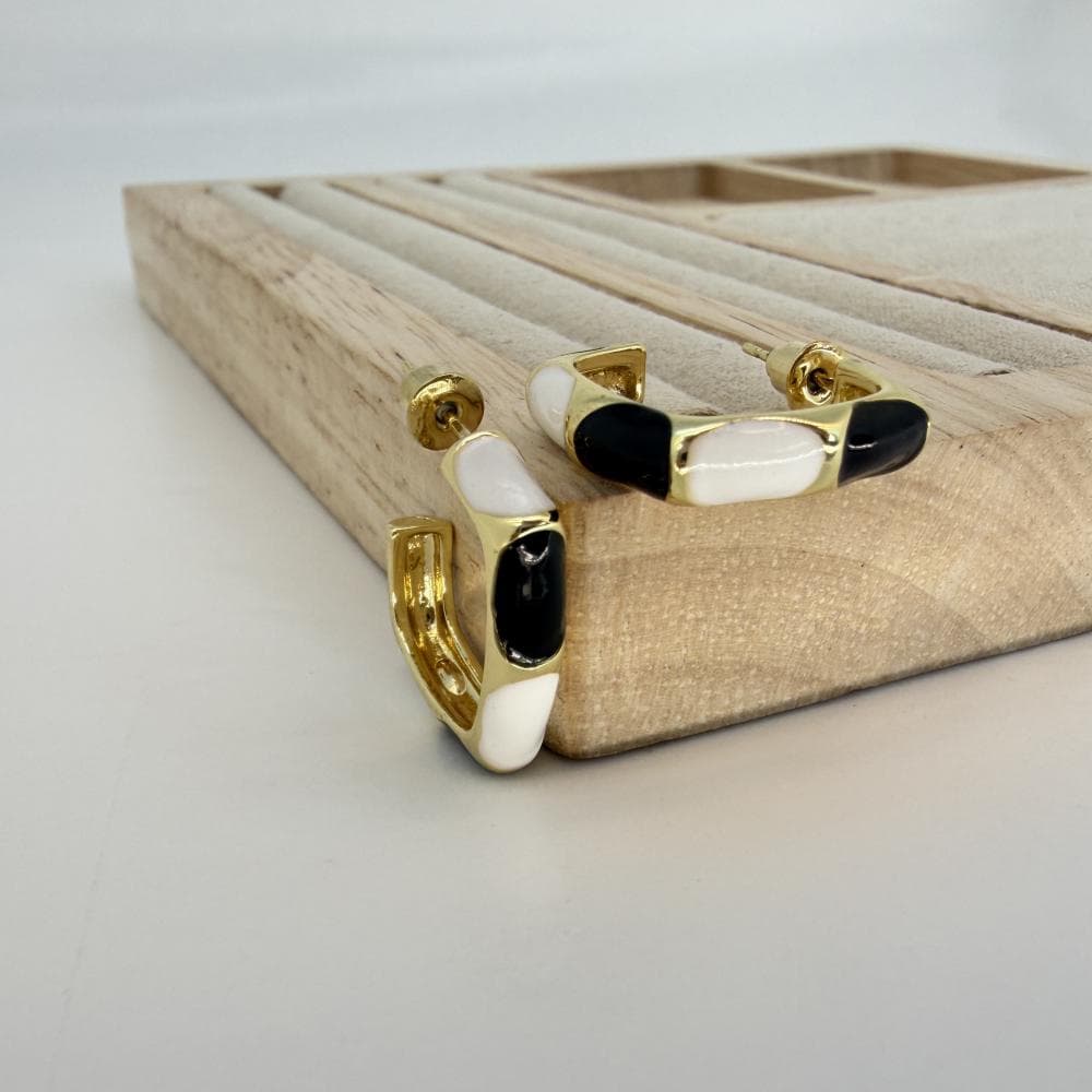 گوشواره مینا کاری مربعی میخی مشکی و سفید