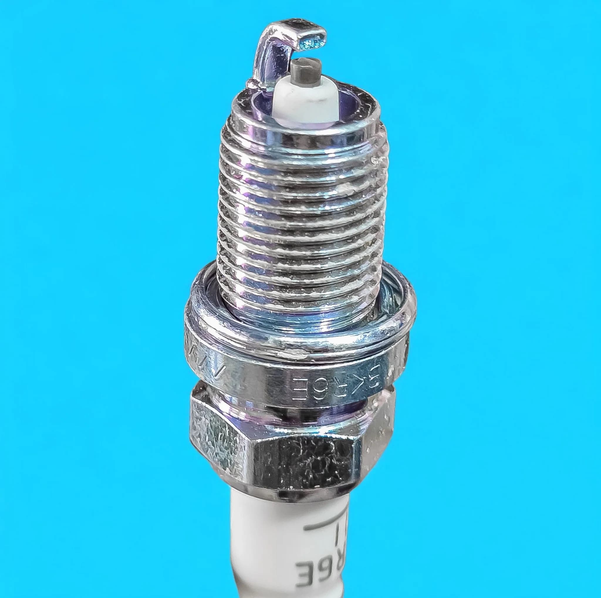 شمع خودرو ان جی کی مدل XU7.XU7P.XUM کد BKR6E11 پایه کوتاه مناسب برای پژو ۴۰۵ ، پارس ، آریسان ۲ بسته ۴ عددی — تصویر ۳