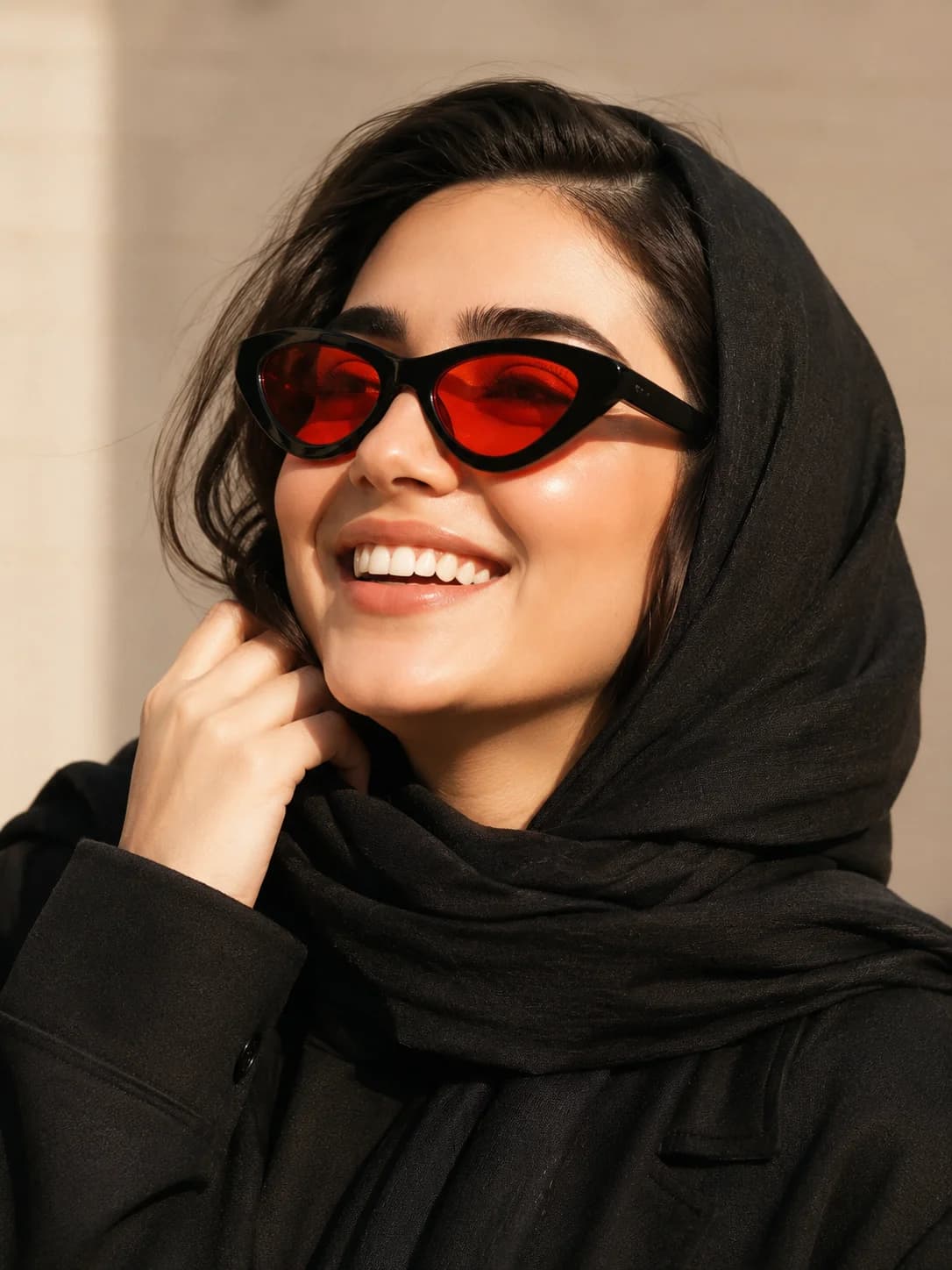 عینک آفتابی زنانه برند Gucci فریم کائوچو مشکی یووی 400 — تصویر ۴