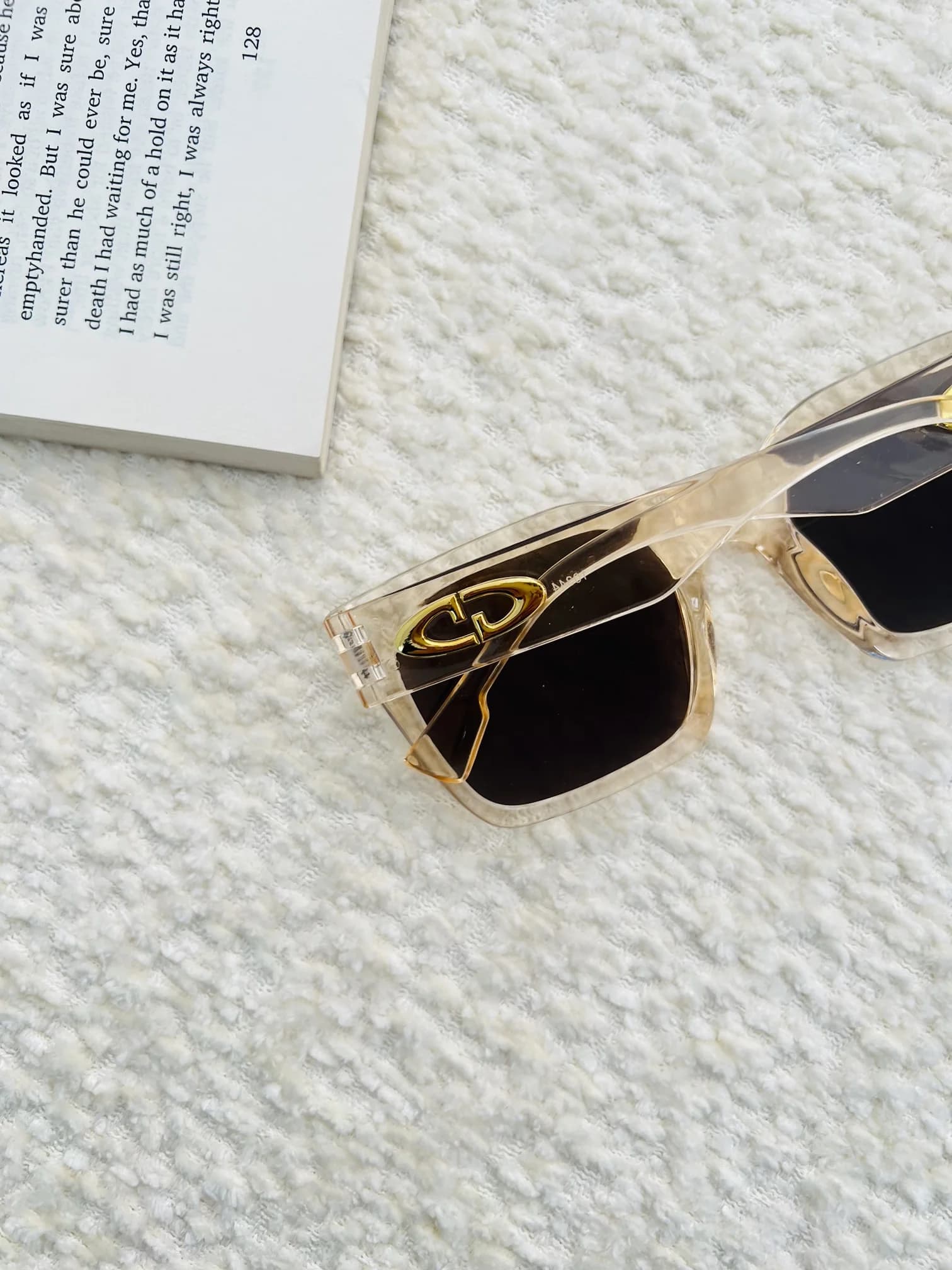 عینک آفتابی زنانه برند Gucci فریم کائوچو طلایی یووی 400 — تصویر ۲