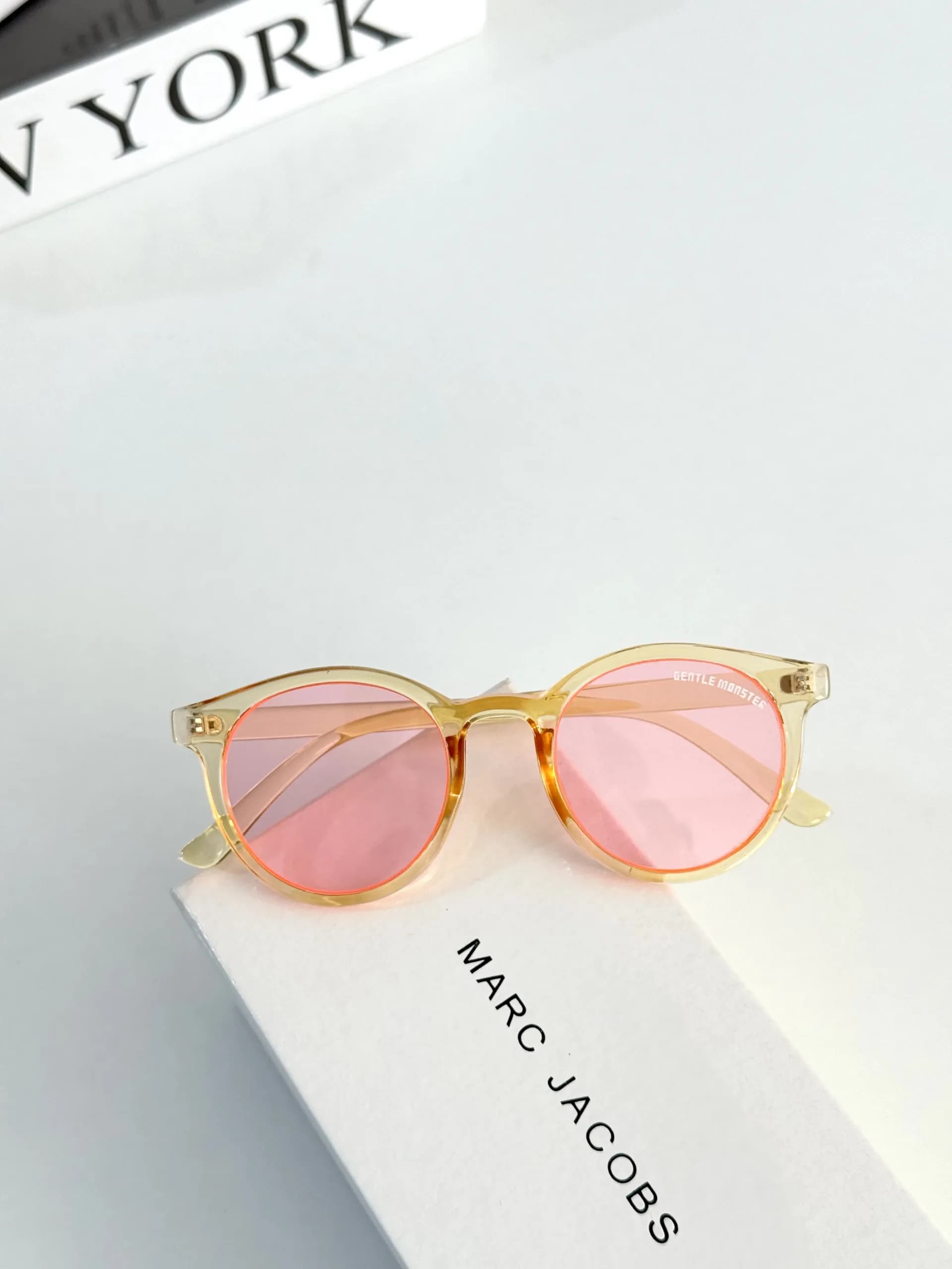 عینک آفتابی زنانه برند Rayban فریم کائوچویی گلبهی یووی 400