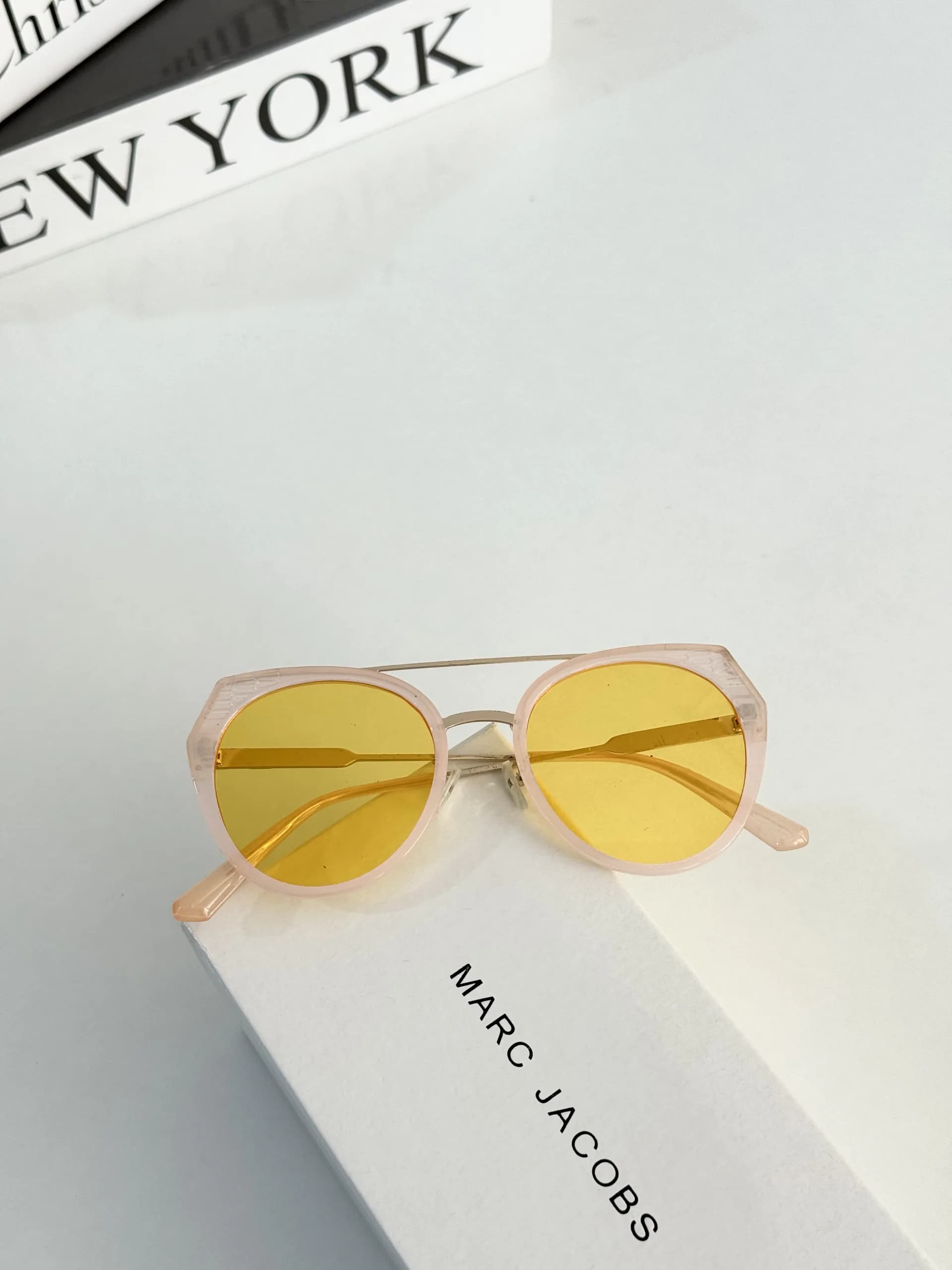عینک آفتابی مردانه برند Rayban فریم کائوچویی زرد یووی 400