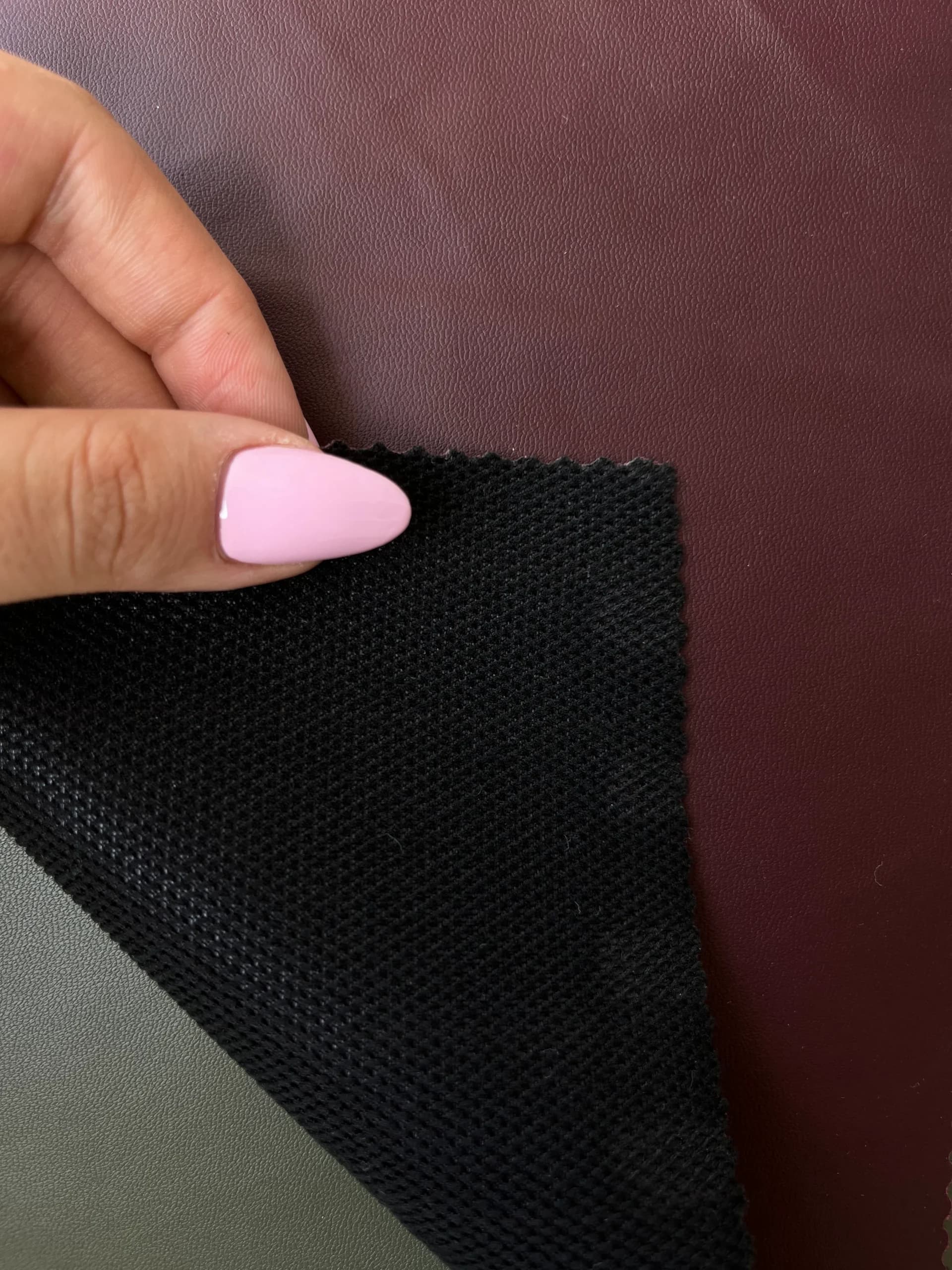 پارچه چرم دانه ریز زرشکی — تصویر ۲