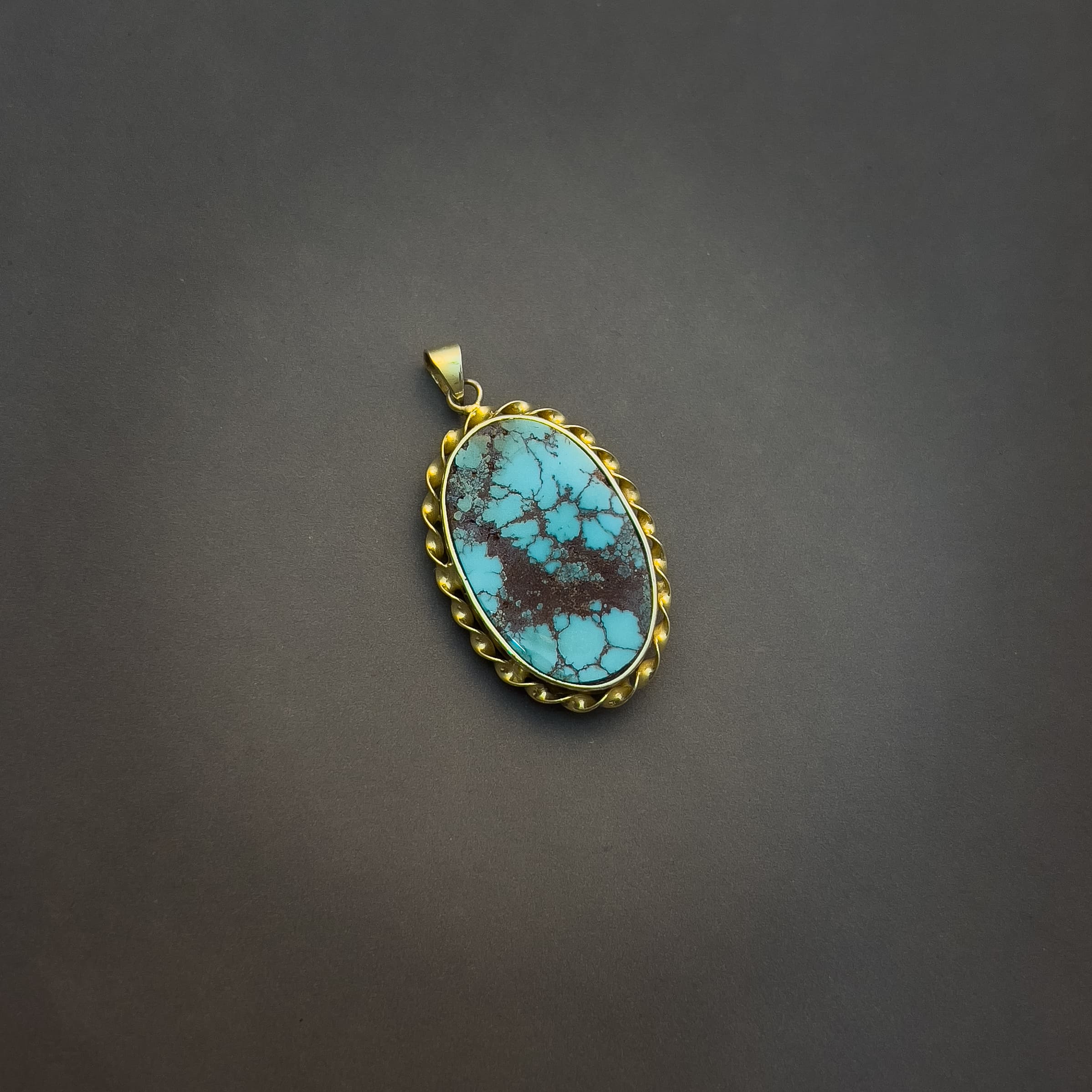 درخشش ابدی: پلاک فیروزه نیشابور آب‌کاری طلا، میراثی از طبیعت و هنر