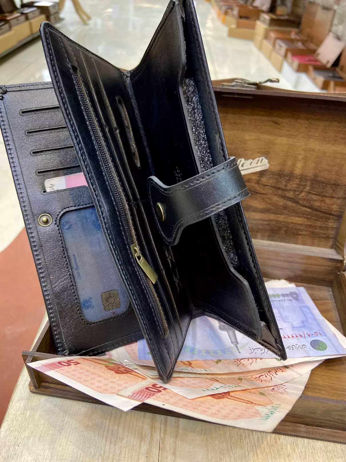 کیف پول پالتویی چرم مردانه مدل آرﺗﻤﻦ — تصویر ۴