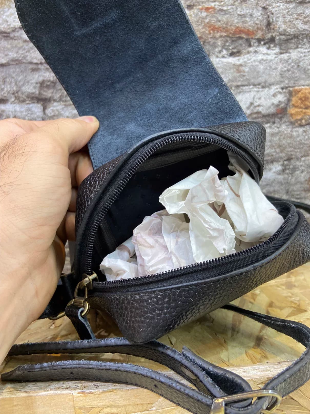 کیف دوشی چرمی کوچک سانتال مدل ارژن — تصویر ۴