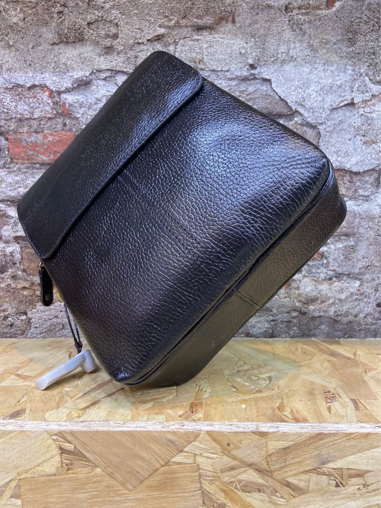 کیف دوشی چرمی کوچک چرم سانتال مدل آراز — تصویر ۵