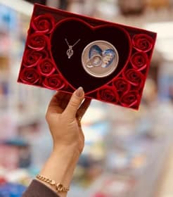 ست گردنبند مروارید عشق با باکس گل — تصویر ۳