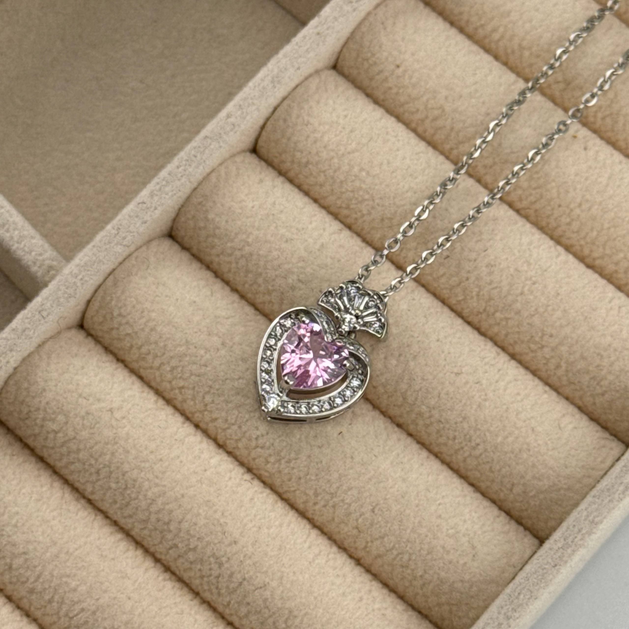 گردنبند زنانه نقره‌ای قلب صورتی و پاپیون — تصویر ۲