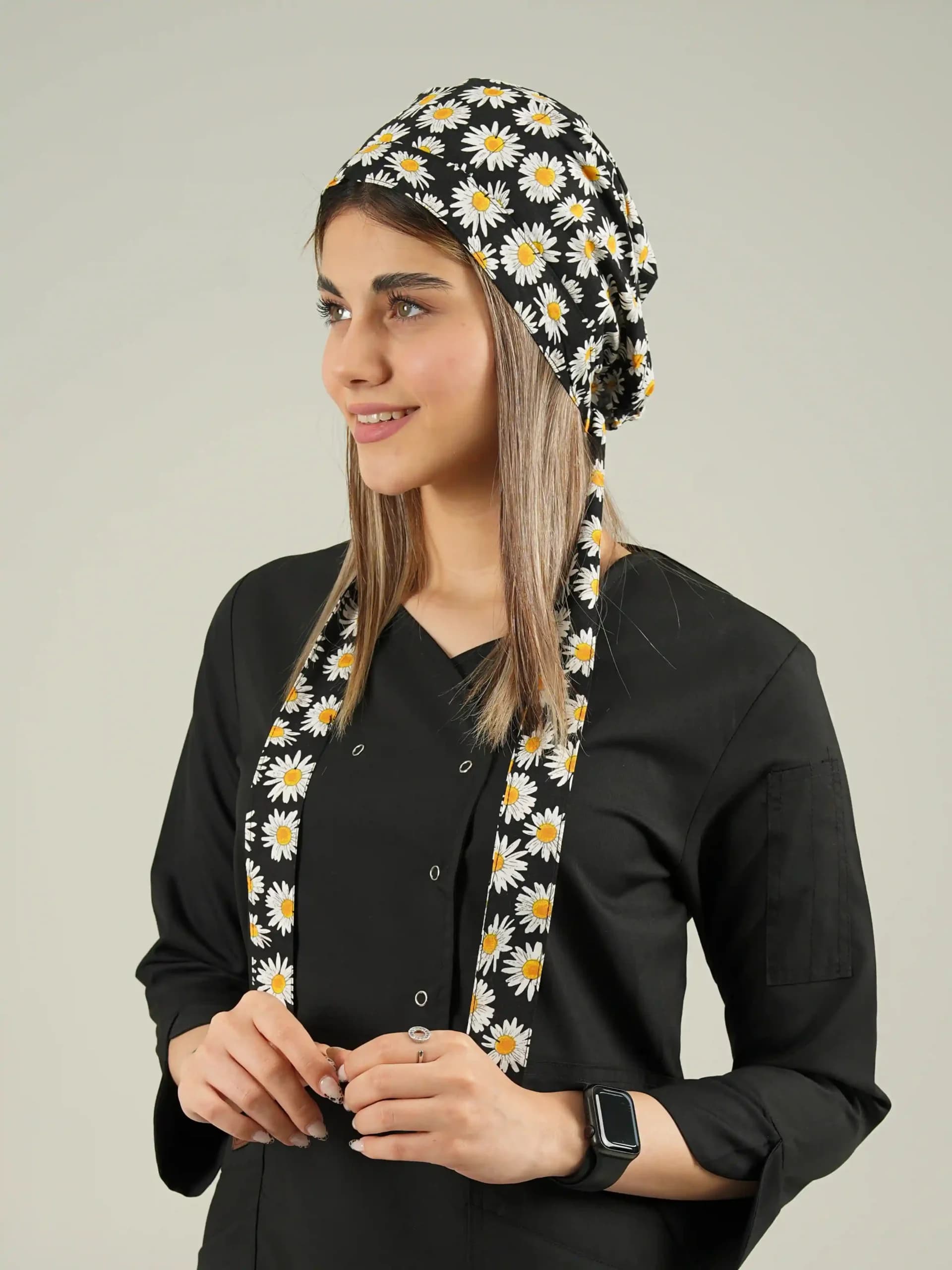 کلاه جراحی کراواتی زمینه مشکی طرح بابونه
