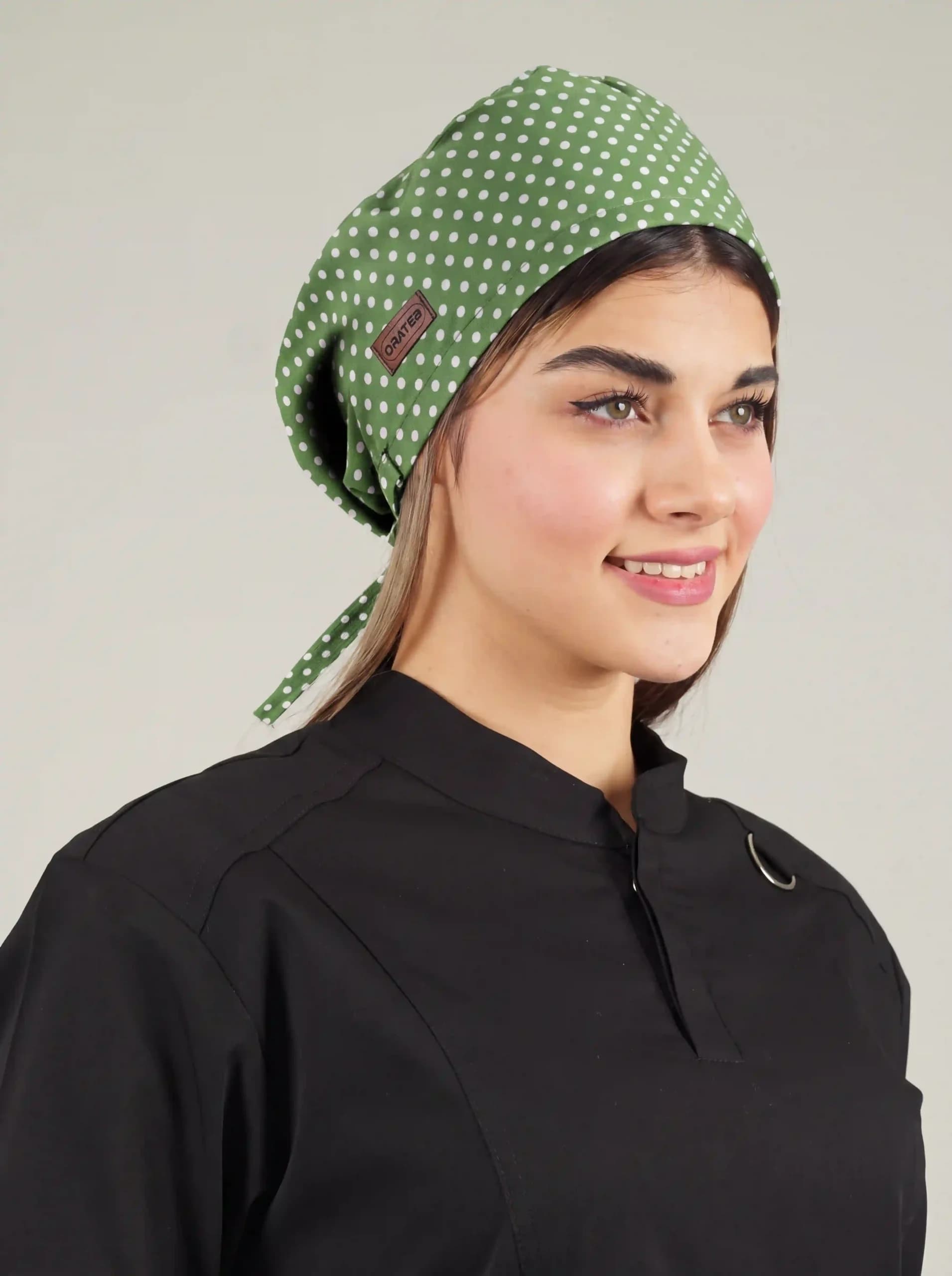 کلاه جراحی مدل ساده طرح خالدار زمینه سبز کد A33