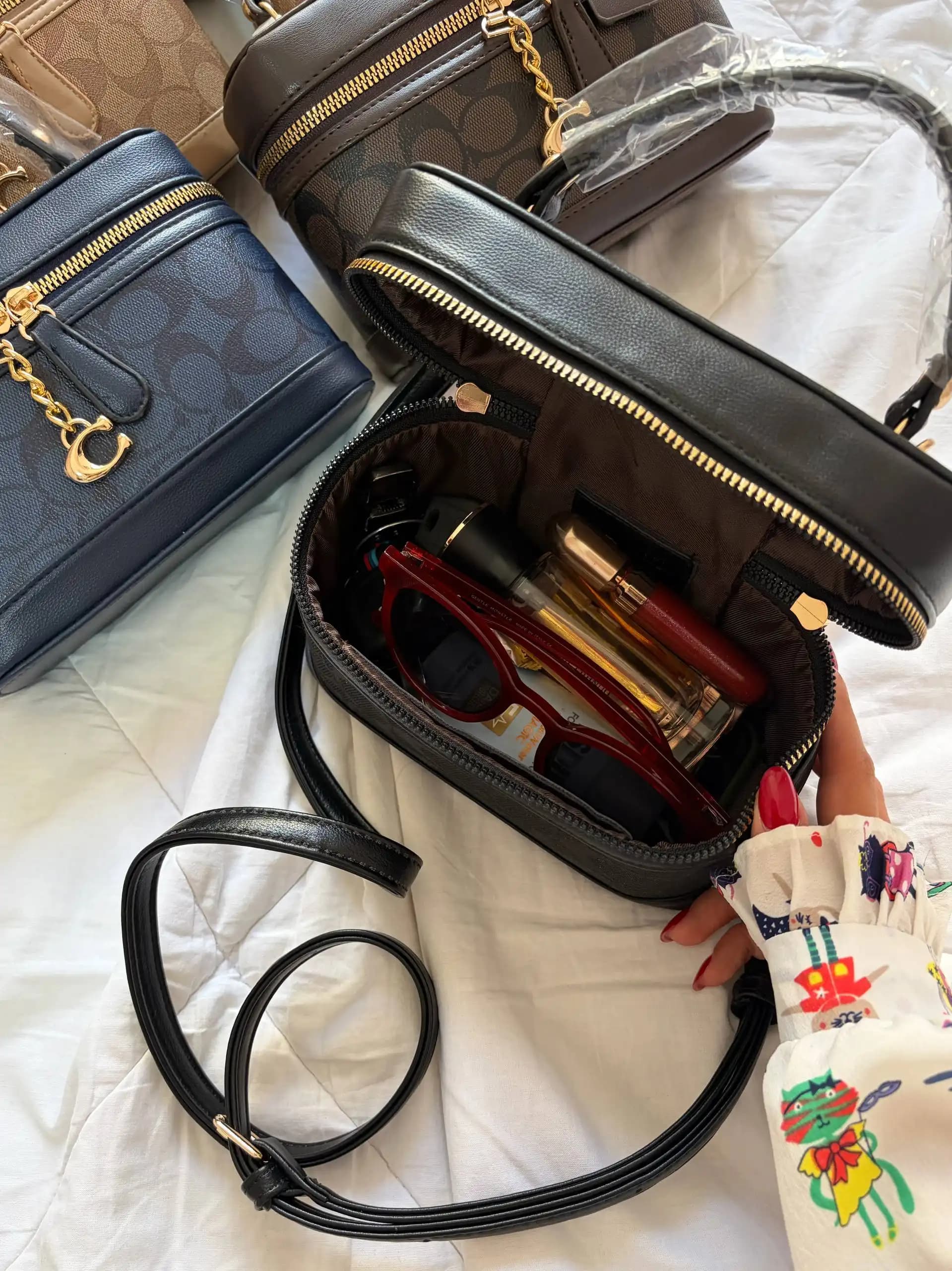 کیف آرایشی دوشی و دستی زنانه مدل کوچ — تصویر ۶
