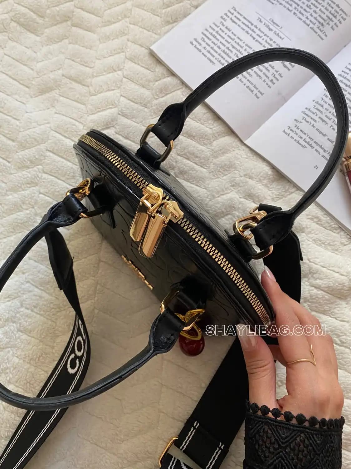 کیف دستی و دوشی زنانه مدل کوچ مشکی — تصویر ۳