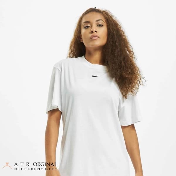 تی شرت زنانه نایک مدل Sportswear Essential — تصویر ۴