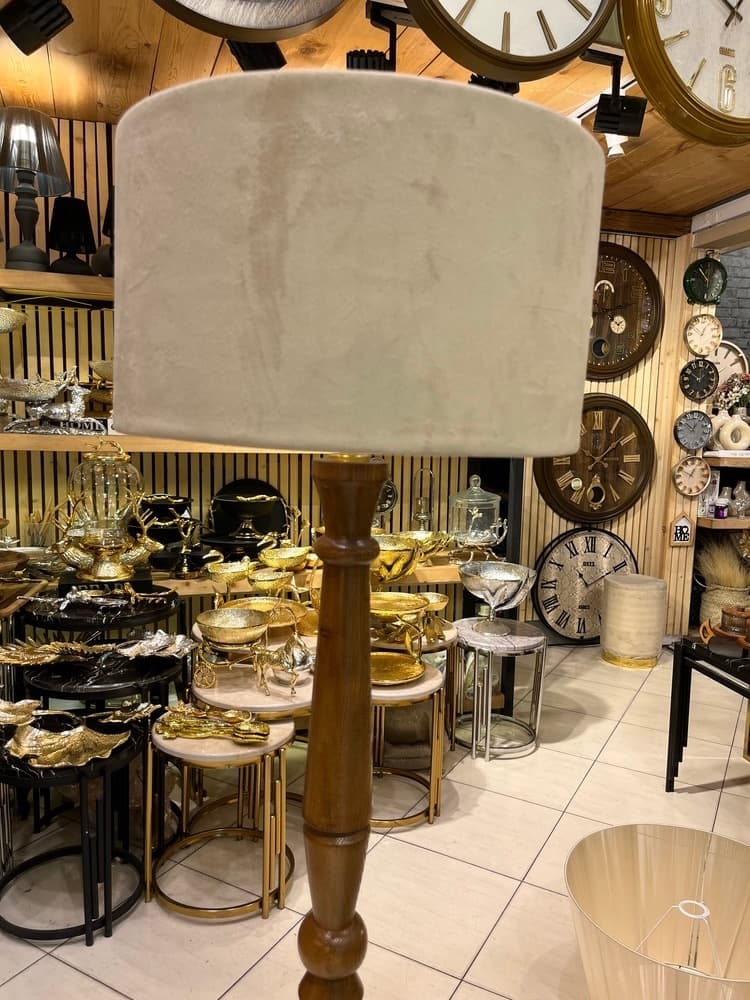 آباژور ایستاده کنار سالنی چوبی روسی باشید مخملی — تصویر ۲