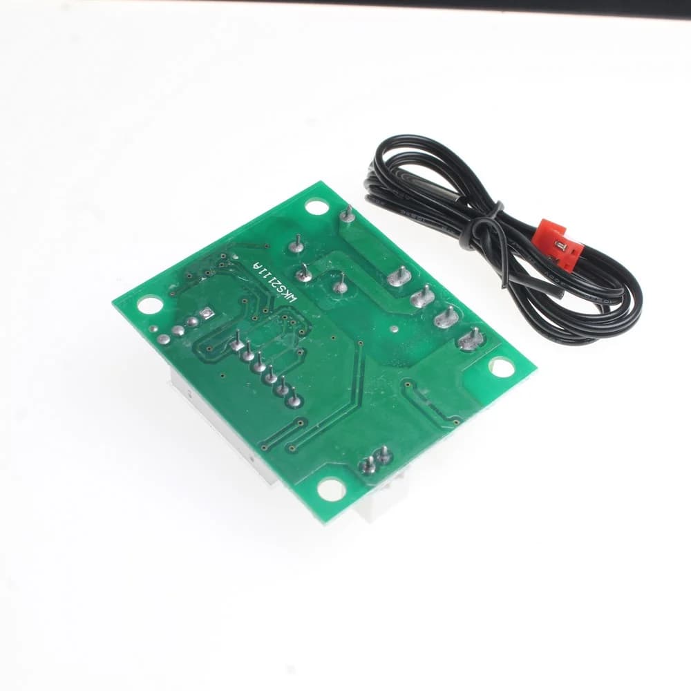 ماژول کنترلر دما XH-W1209 به همراه نمایشگر دیجیتال — تصویر ۲