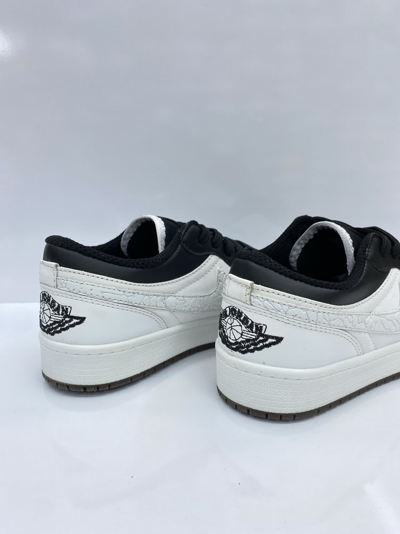 کتونی ایرجردن وان سفید مشکی (Nike air jordan 1 equality ) — تصویر ۳