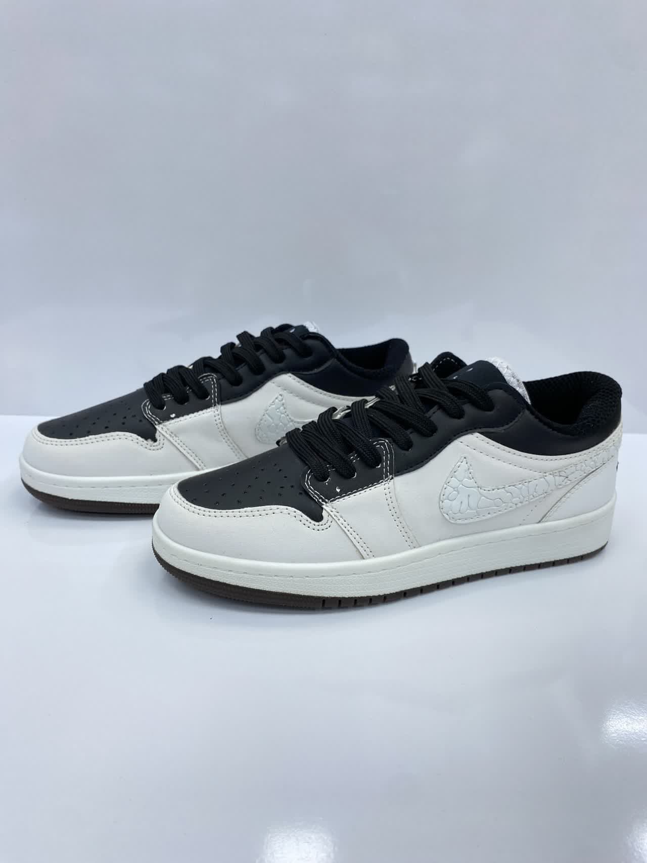 کتونی ایرجردن وان سفید مشکی (Nike air jordan 1 equality ) — تصویر ۲