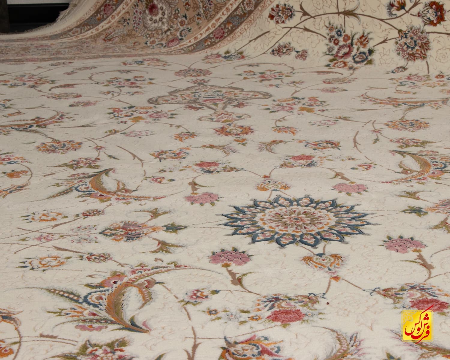 فرش کلاسیک باغ گل سفید حاشیه کرم — تصویر ۴