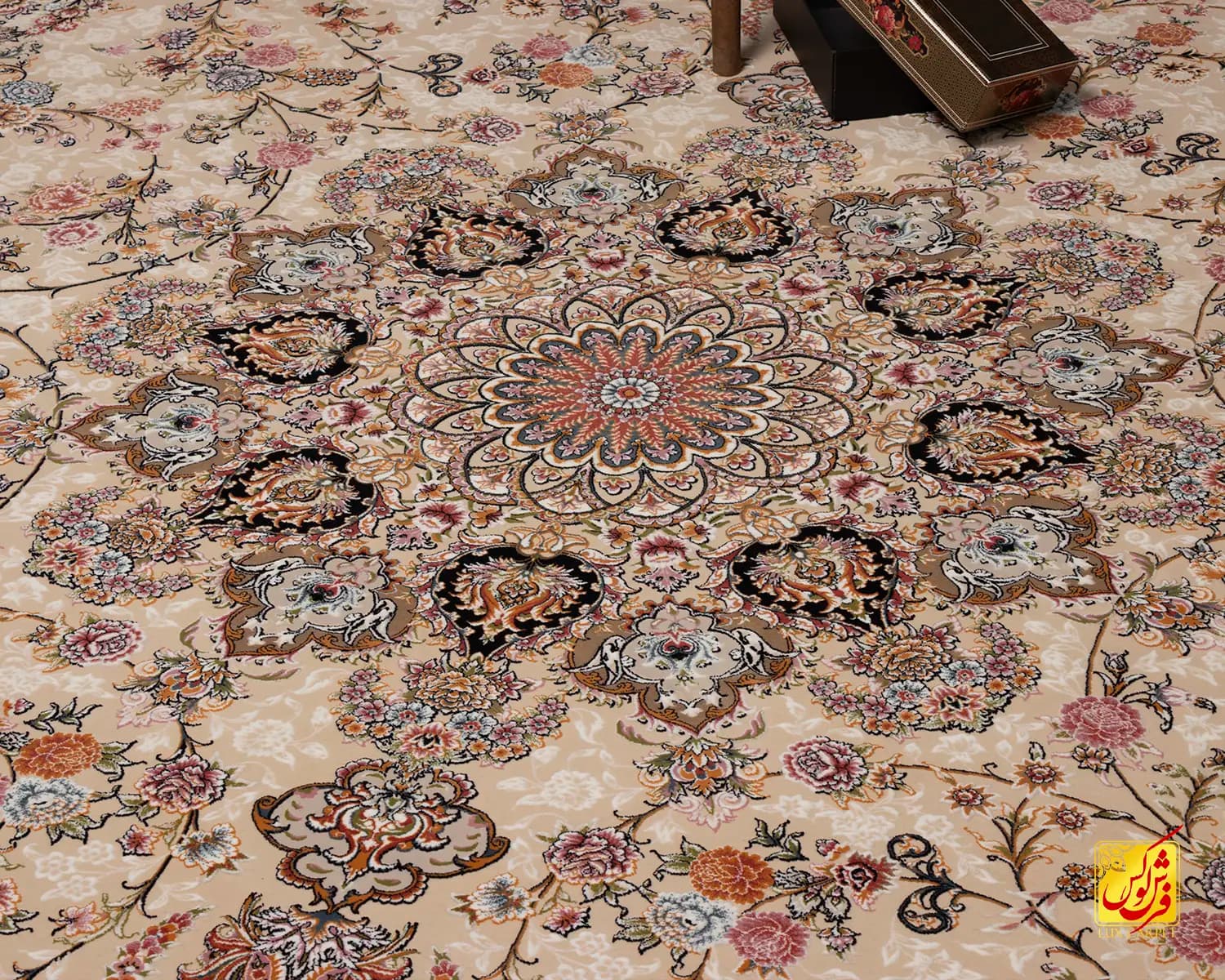 فرش کلاسیک سلطان کرم حاشیه گلبهی — تصویر ۶
