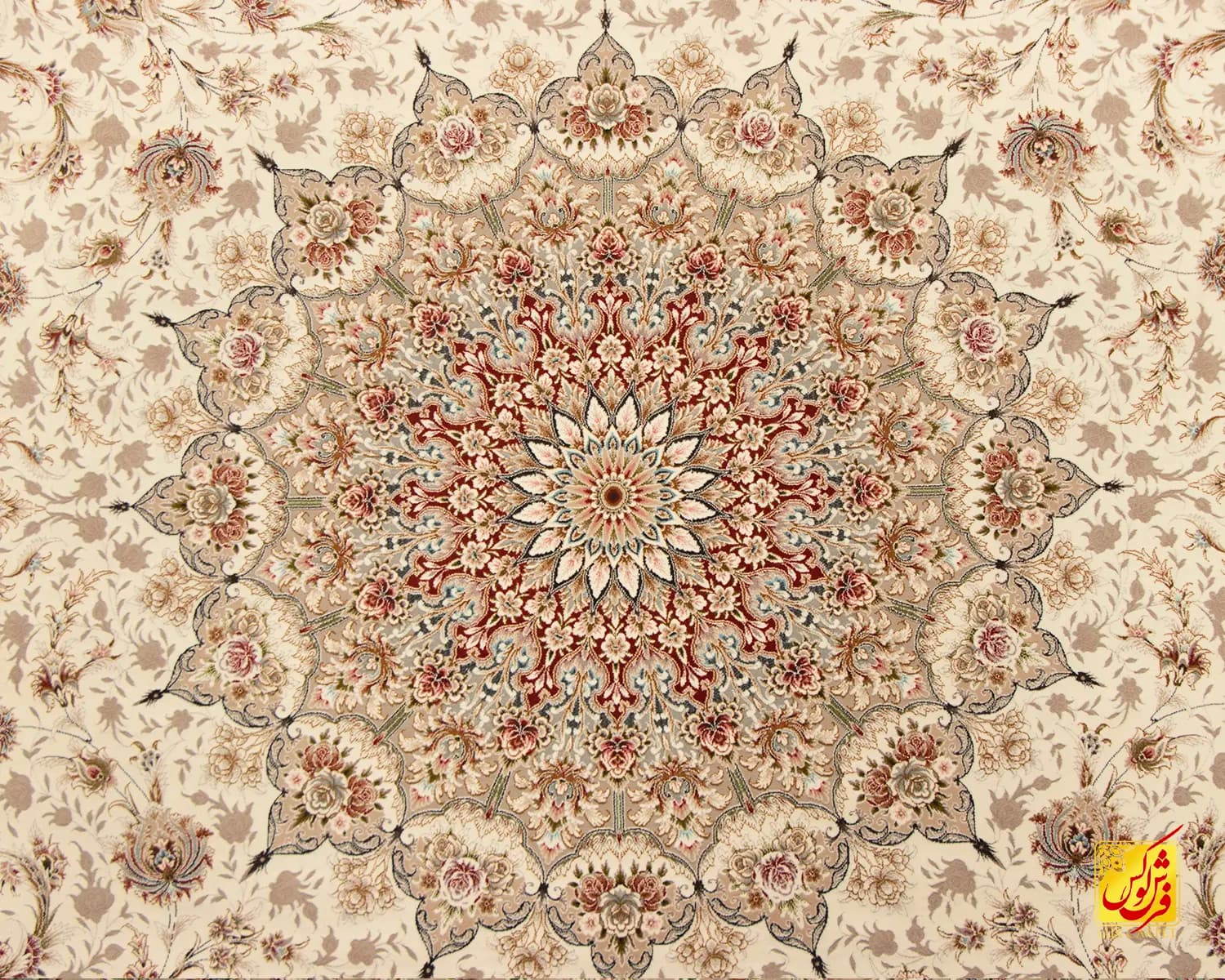 فرش کلاسیک فروغ کرم حاشیه گلبهی — تصویر ۴