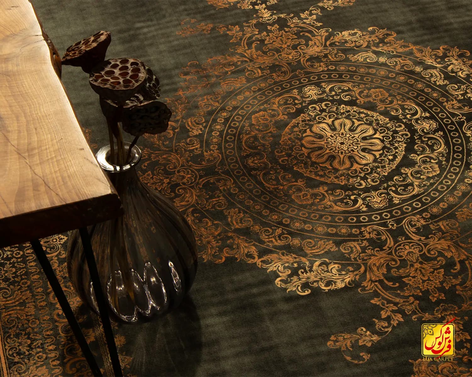 فرش ابریشم ماشینی D1060 ذغالی طلایی — تصویر ۶