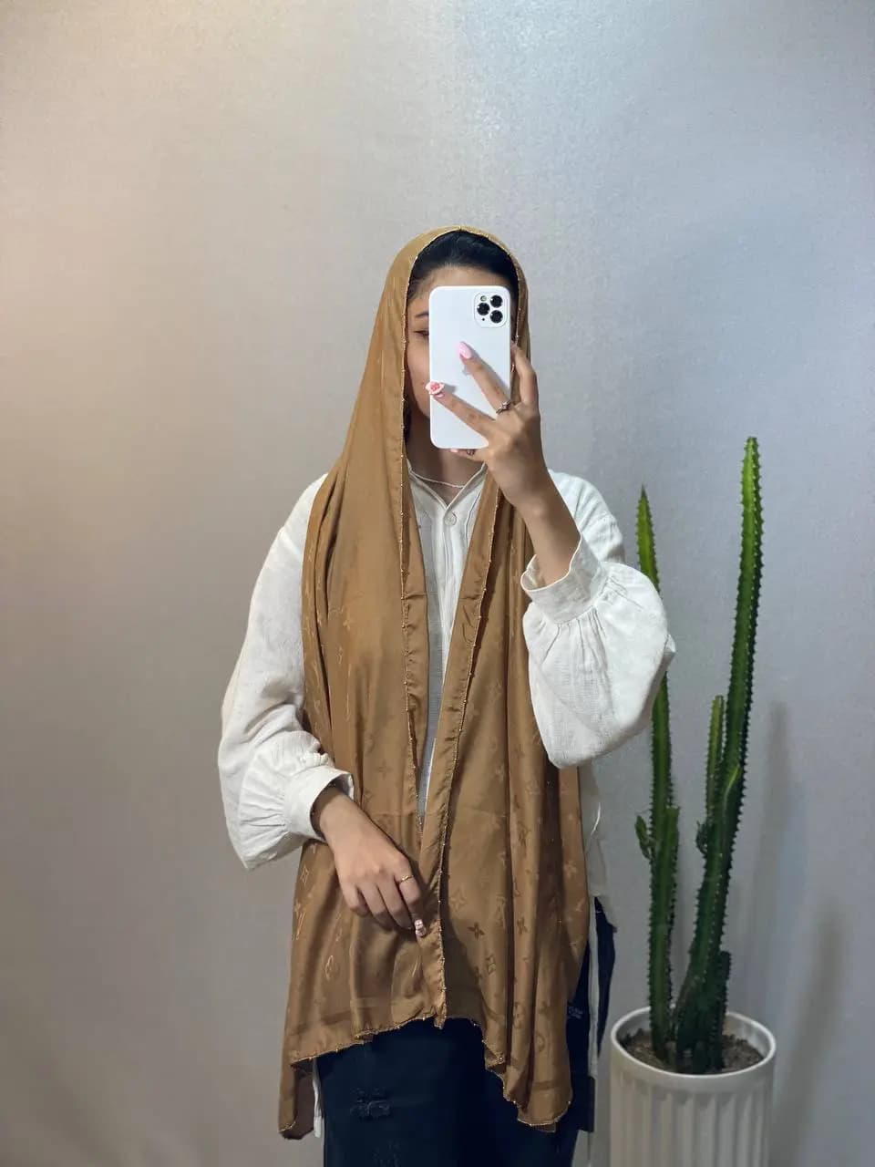 شال ابریشم دور مروارید طلایی طرح Calvin Klein