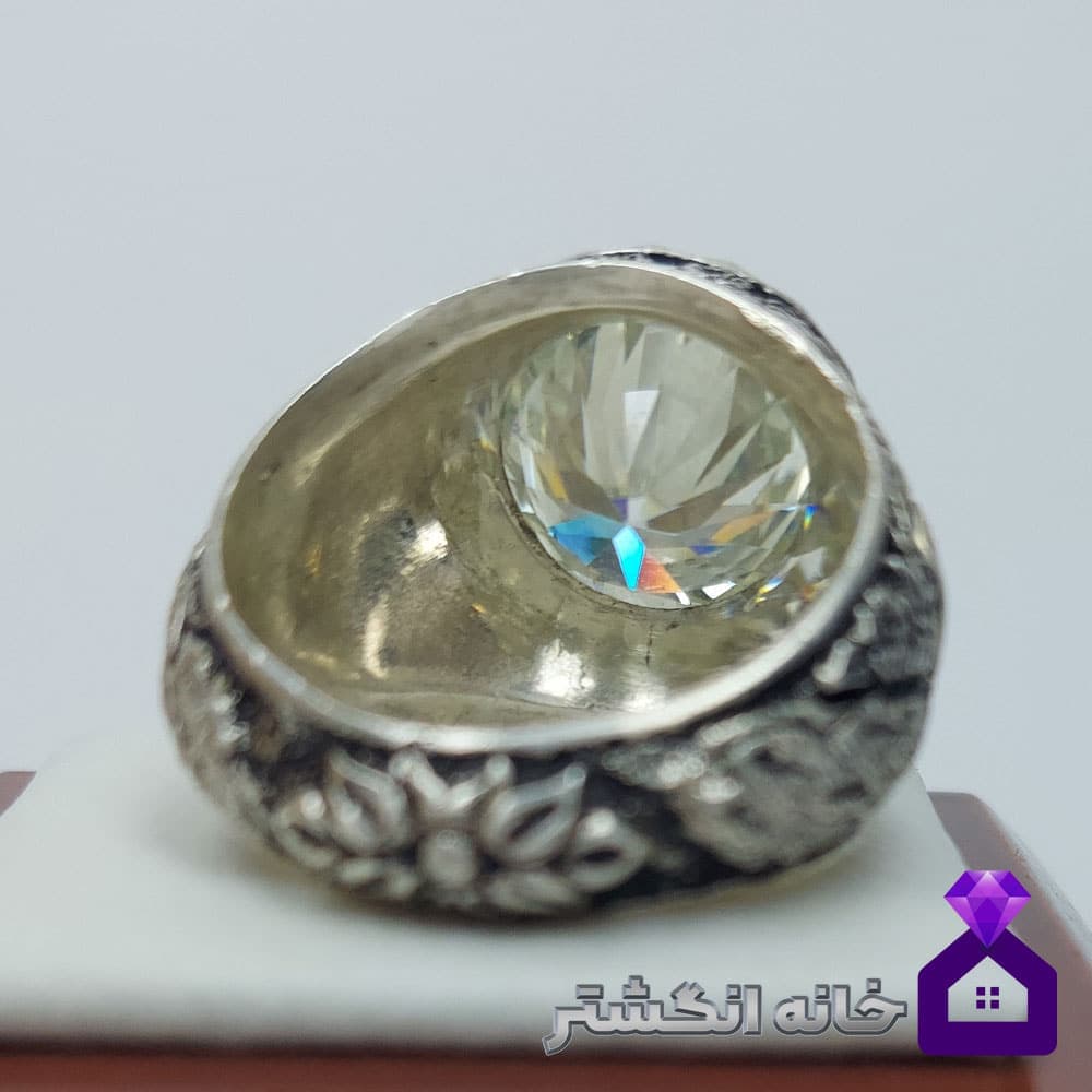 انگشتر الماس موزانایت سفید رکاب قلم کاری طاووس کد148 — تصویر ۴