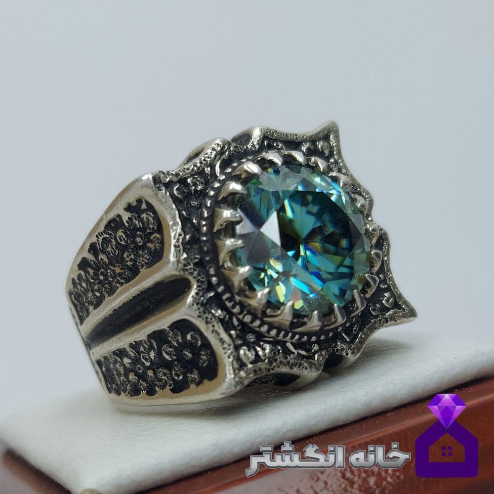 انگشتر الماس موزانایت با رکاب قلم کاری کد128 — تصویر ۲
