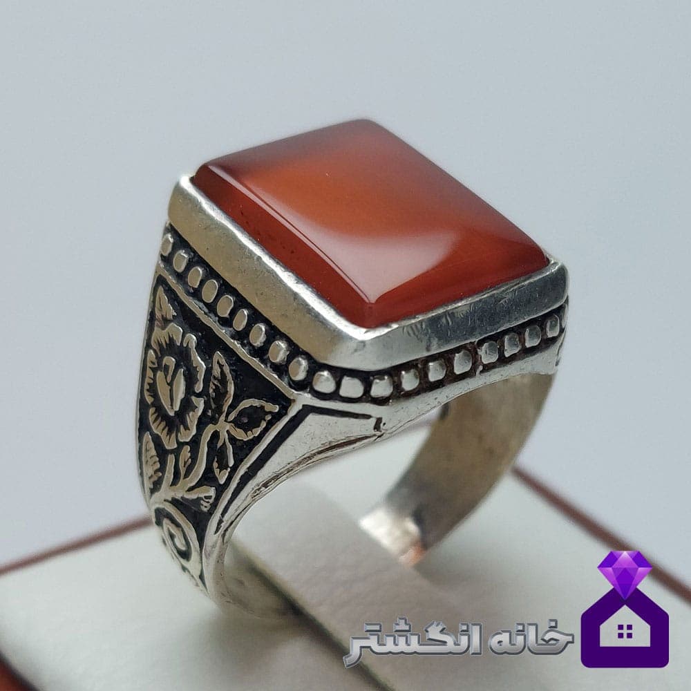 انگشتر عقیق سرخ مربعی با رکاب قلم زنی کد024