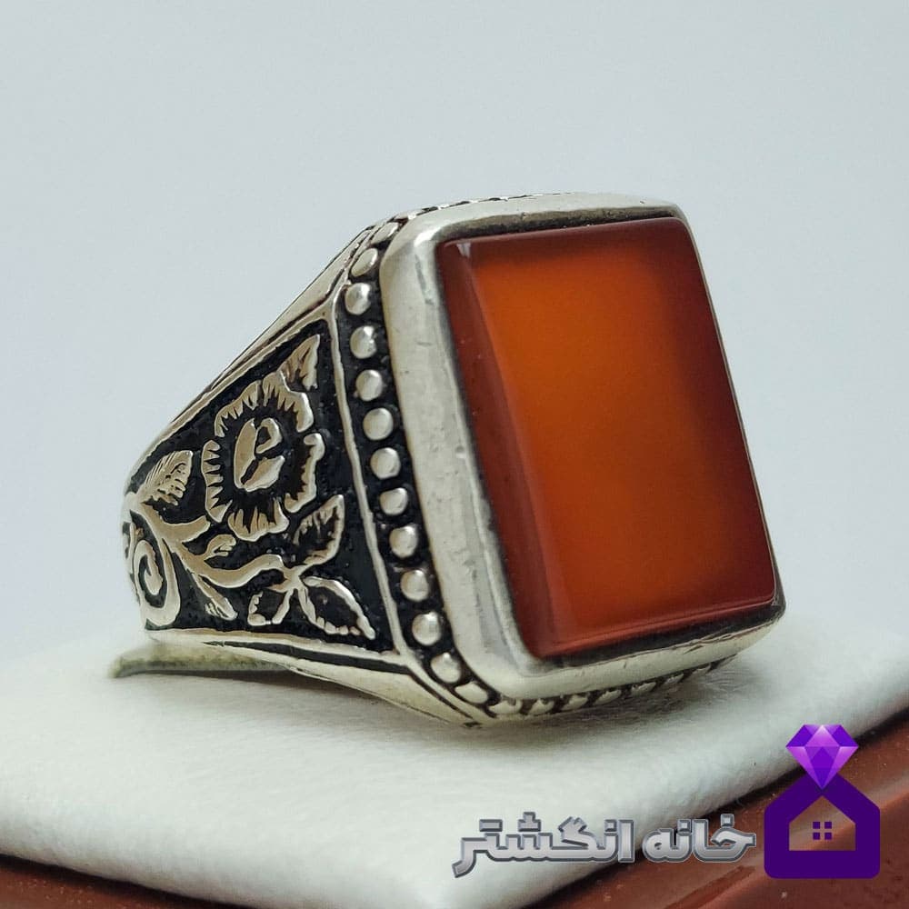 انگشتر عقیق سرخ مربعی با رکاب قلم زنی کد024 — تصویر ۳