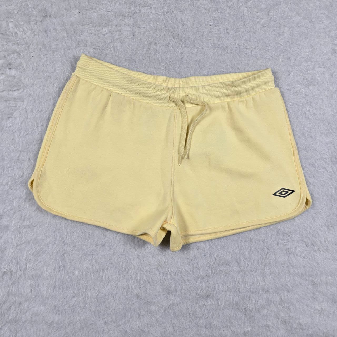 شورتک ورزشی تو کرکی زنانه برند umbro کد WE341 — تصویر ۲