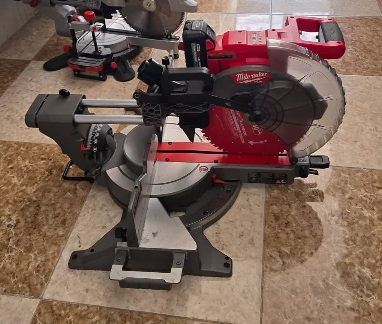 فارسی بر شارژی تیغه 30 سانت میلواکی سری فیول مدل m18 fms305 — تصویر ۳