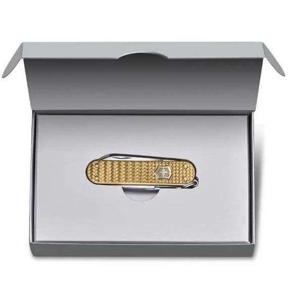 چاقو VICTORINOX مدل Classic SD Precious Alox, 58 mm, Brass Gold کد 0.6221.408G — تصویر ۴