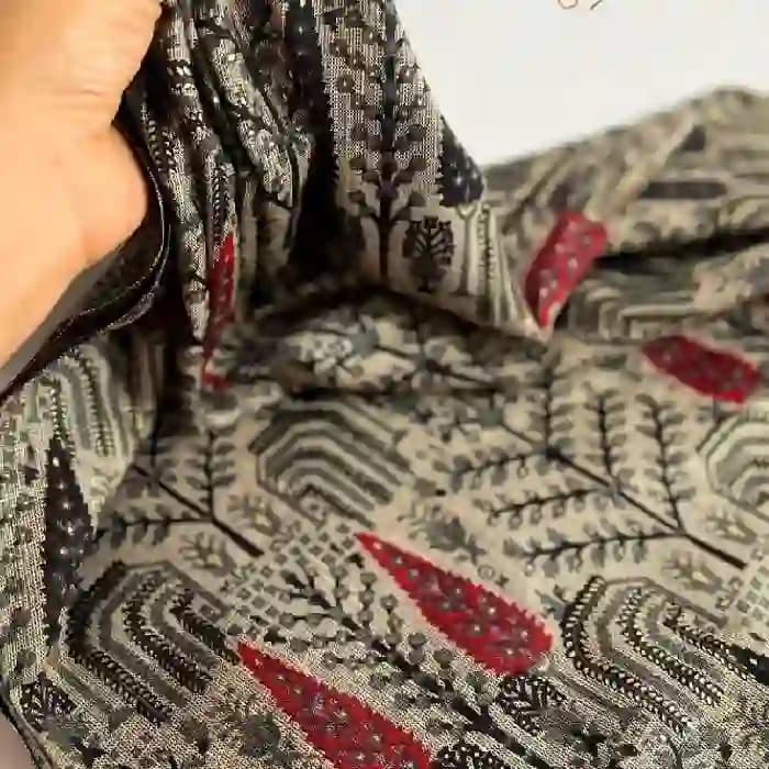 باتیک طلاکوب طرح کاج زرشکی و طوسی تیره — تصویر ۳