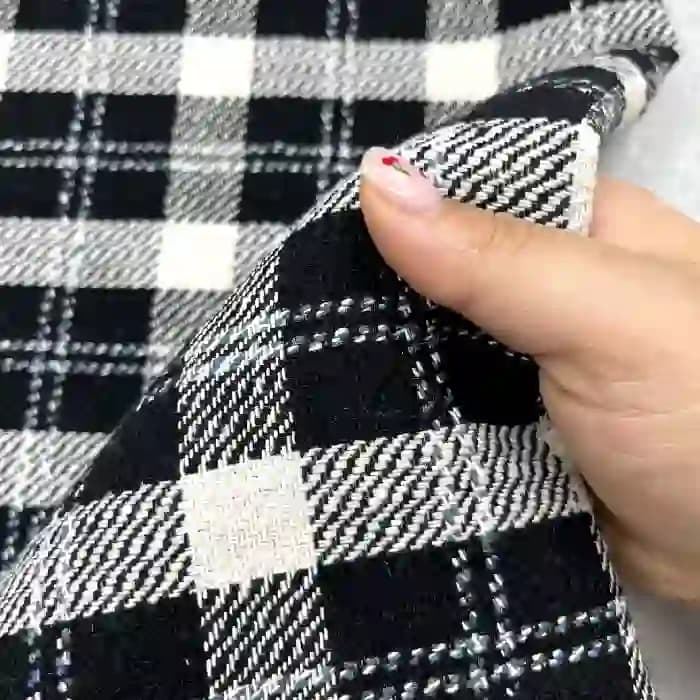 شنل بافت ترک چهارخونه شیری با چهارخونه مشکی — تصویر ۳